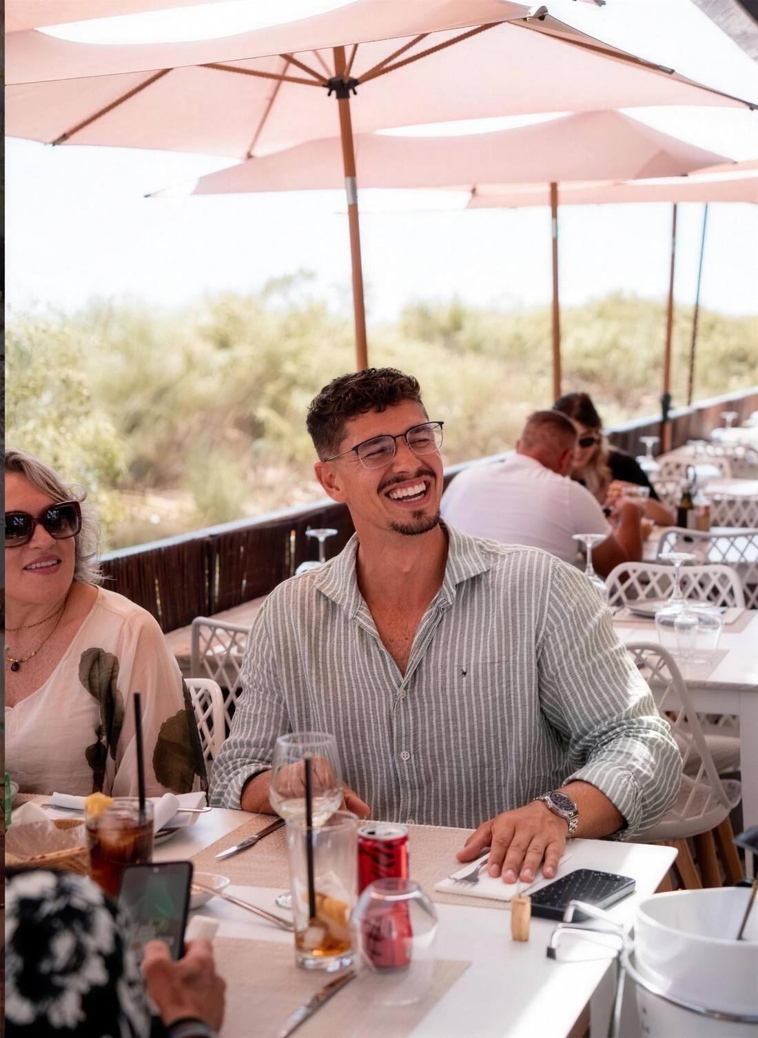 À mesa na esplanada do Jasmim 2, ao almoço