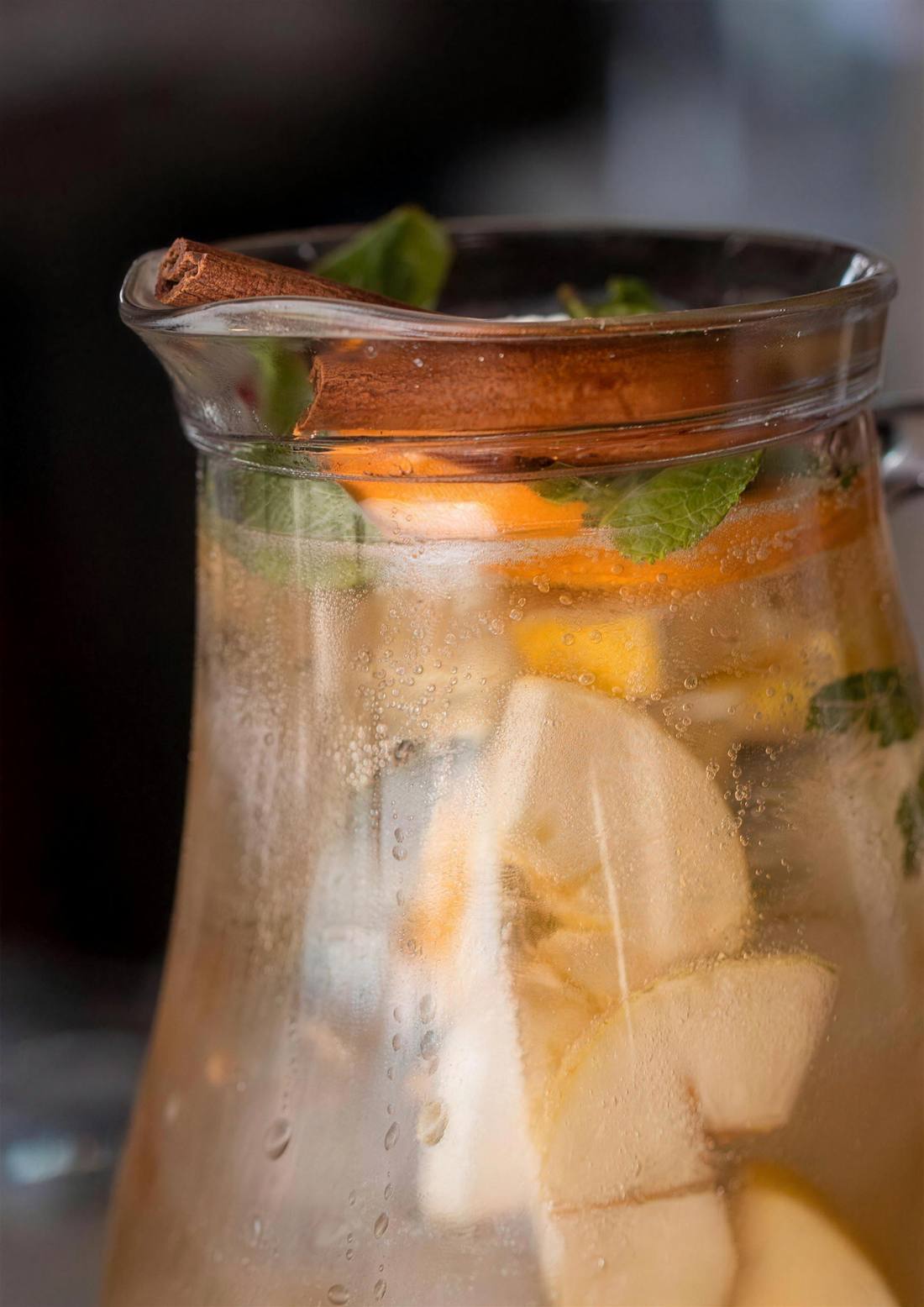 O jarro de sangria na mesa