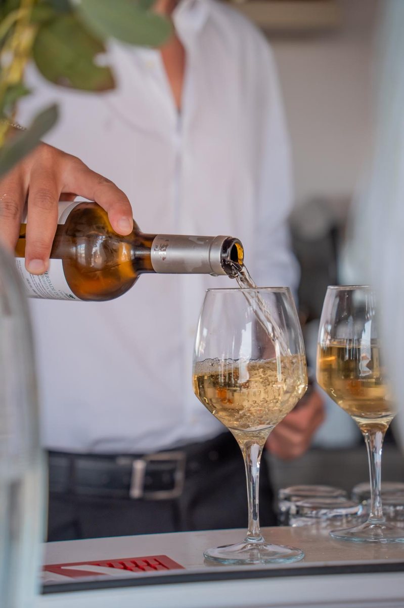 O vinho servido a copo