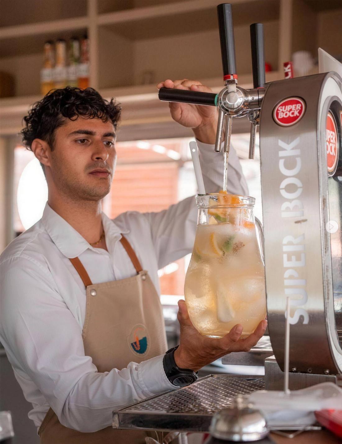 A sangria, feita no bar